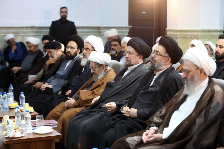 تصاویر/ آیین رونمایی از کتاب هفت جلدی"مفتاح الهدایه فی شرح تحریر الوسیله"