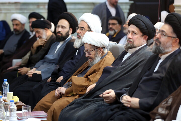 تصاویر/ آیین رونمایی از کتاب هفت جلدی"مفتاح الهدایه فی شرح تحریر الوسیله"