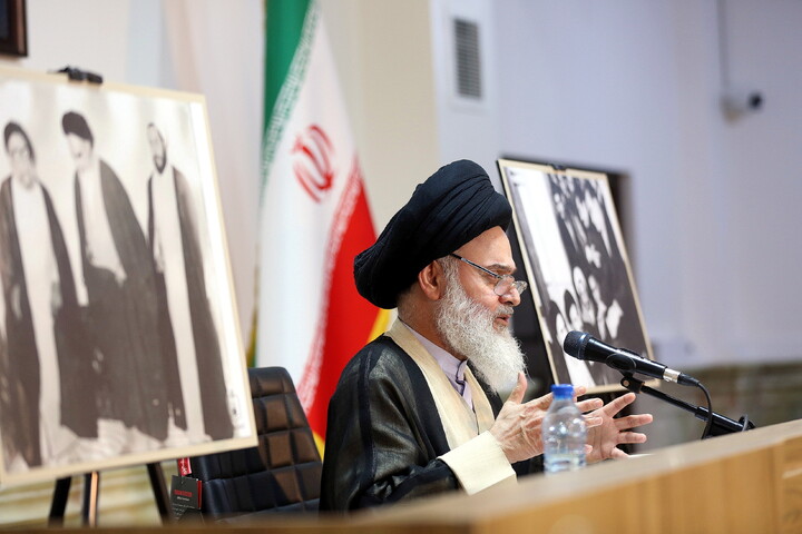 تصاویر/ آیین رونمایی از کتاب هفت جلدی"مفتاح الهدایه فی شرح تحریر الوسیله"