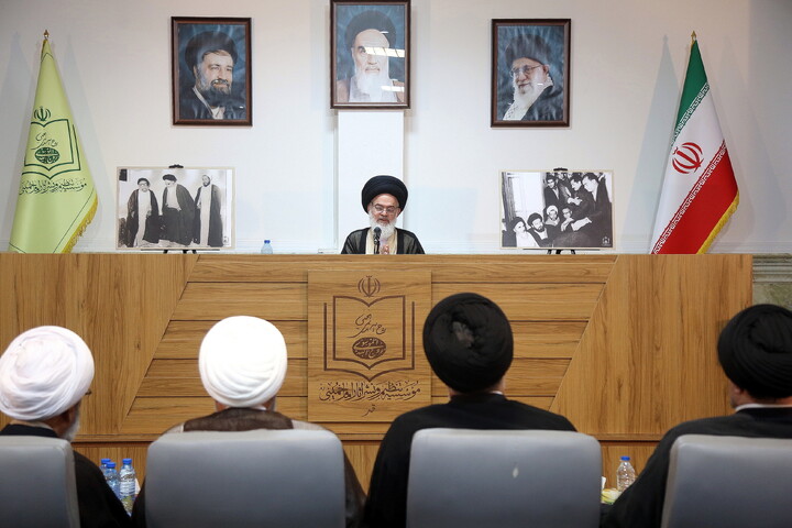 تصاویر/ آیین رونمایی از کتاب هفت جلدی"مفتاح الهدایه فی شرح تحریر الوسیله"