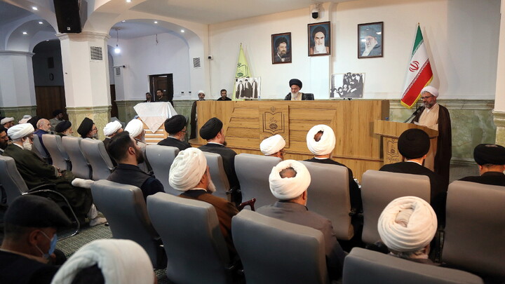 تصاویر/ آیین رونمایی از کتاب هفت جلدی"مفتاح الهدایه فی شرح تحریر الوسیله"