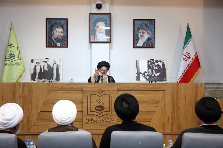 تصاویر/ آیین رونمایی از کتاب هفت جلدی"مفتاح الهدایه فی شرح تحریر الوسیله"