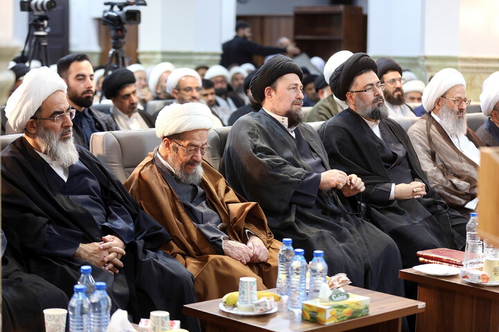 تصاویر/ آیین رونمایی از کتاب هفت جلدی"مفتاح الهدایه فی شرح تحریر الوسیله"