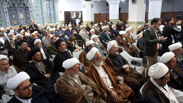 تصاویر/ آیین رونمایی از کتاب هفت جلدی"مفتاح الهدایه فی شرح تحریر الوسیله"