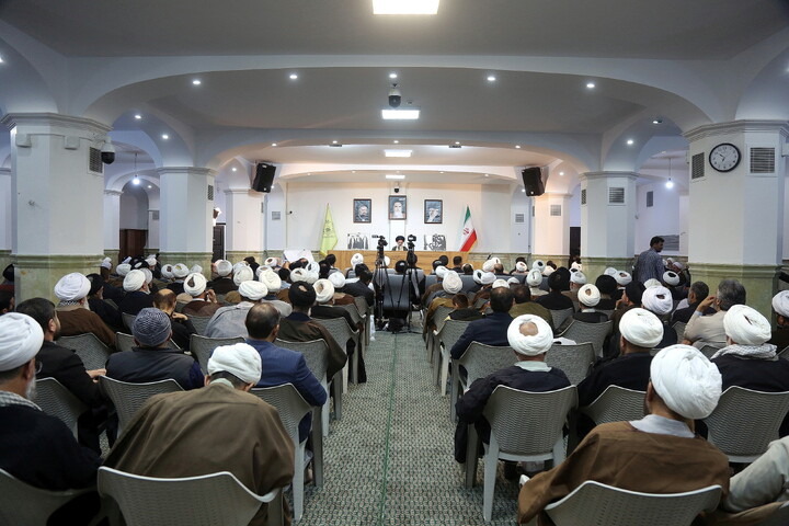 تصاویر/ آیین رونمایی از کتاب هفت جلدی"مفتاح الهدایه فی شرح تحریر الوسیله"