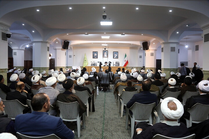 تصاویر/ آیین رونمایی از کتاب هفت جلدی"مفتاح الهدایه فی شرح تحریر الوسیله"