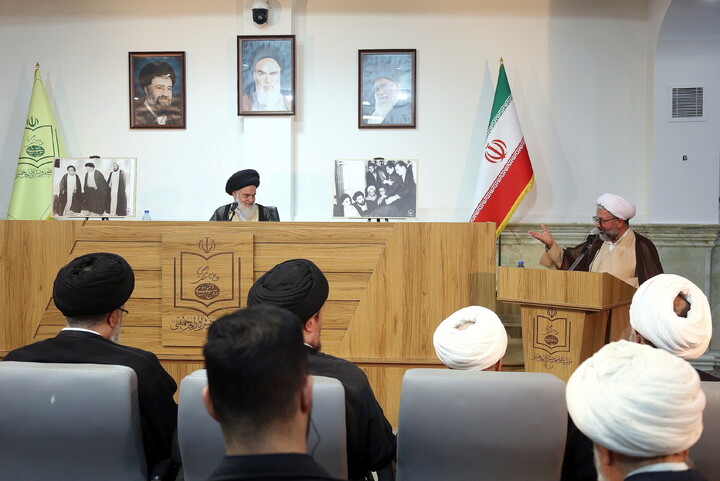 تصاویر/ آیین رونمایی از کتاب هفت جلدی"مفتاح الهدایه فی شرح تحریر الوسیله"