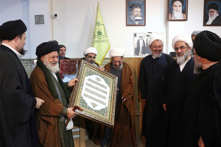 تصاویر/ آیین رونمایی از کتاب هفت جلدی"مفتاح الهدایه فی شرح تحریر الوسیله"