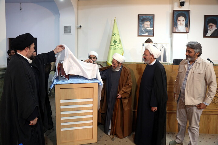 تصاویر/ آیین رونمایی از کتاب هفت جلدی"مفتاح الهدایه فی شرح تحریر الوسیله"