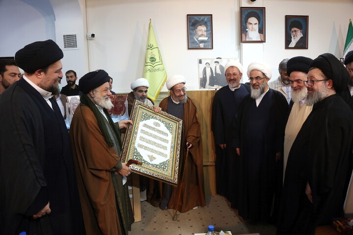 تصاویر/ آیین رونمایی از کتاب هفت جلدی"مفتاح الهدایه فی شرح تحریر الوسیله"