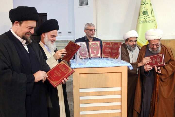 تصاویر/ آیین رونمایی از کتاب هفت جلدی"مفتاح الهدایه فی شرح تحریر الوسیله"