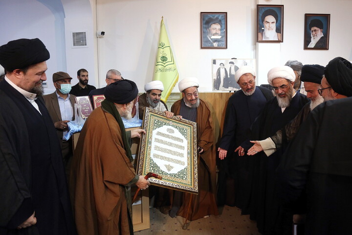 تصاویر/ آیین رونمایی از کتاب هفت جلدی"مفتاح الهدایه فی شرح تحریر الوسیله"