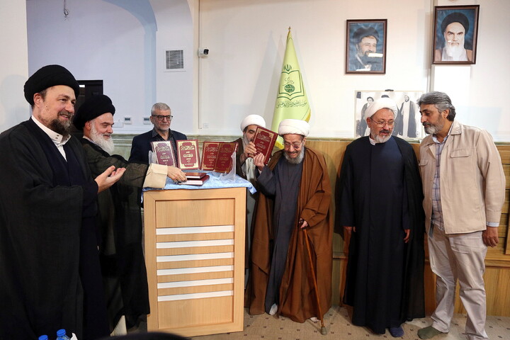 تصاویر/ آیین رونمایی از کتاب هفت جلدی"مفتاح الهدایه فی شرح تحریر الوسیله"