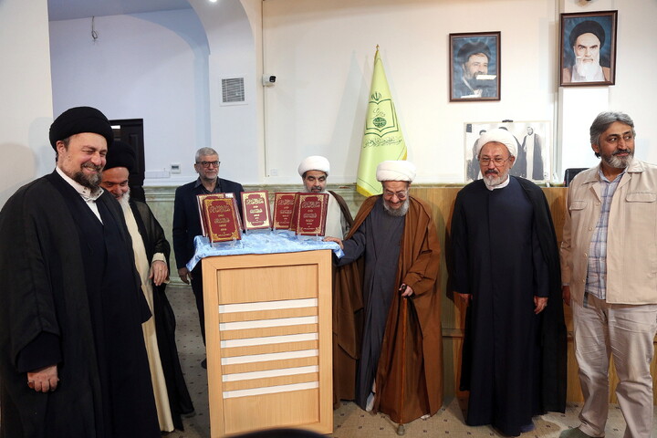 تصاویر/ آیین رونمایی از کتاب هفت جلدی"مفتاح الهدایه فی شرح تحریر الوسیله"