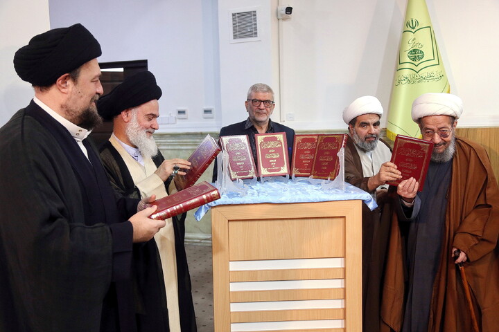 تصاویر/ آیین رونمایی از کتاب هفت جلدی"مفتاح الهدایه فی شرح تحریر الوسیله"