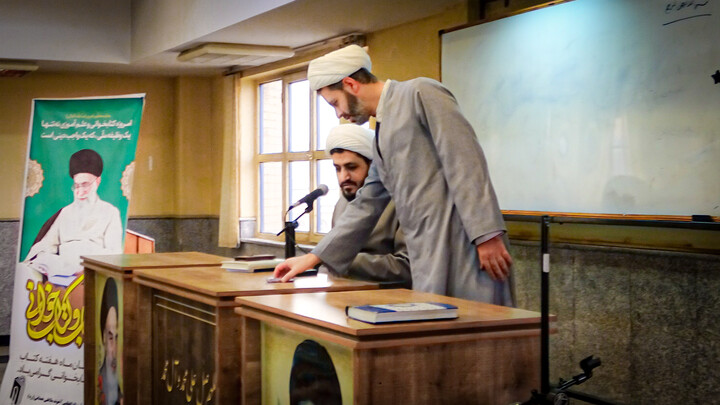 تصاویر/نشست علمی کتاب‌خوانی در مدرسه علمیه آیت‌الله آخوند همدان