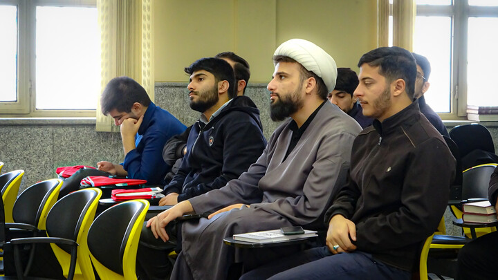 تصاویر/نشست علمی کتاب‌خوانی در مدرسه علمیه آیت‌الله آخوند همدان