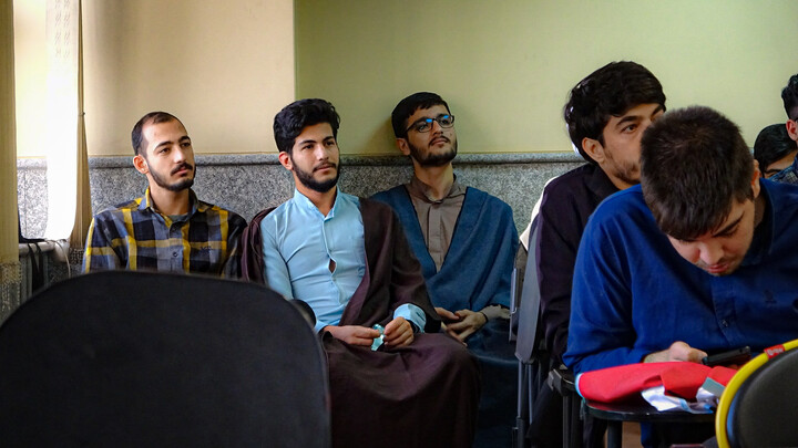 تصاویر/نشست علمی کتاب‌خوانی در مدرسه علمیه آیت‌الله آخوند همدان