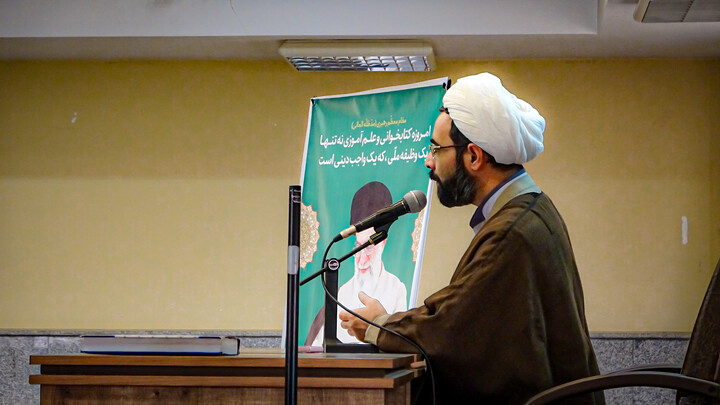 تصاویر/نشست علمی کتاب‌خوانی در مدرسه علمیه آیت‌الله آخوند همدان