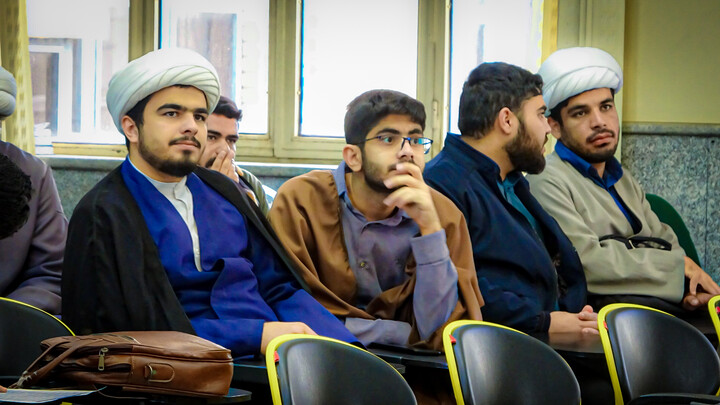 تصاویر/نشست علمی کتاب‌خوانی در مدرسه علمیه آیت‌الله آخوند همدان