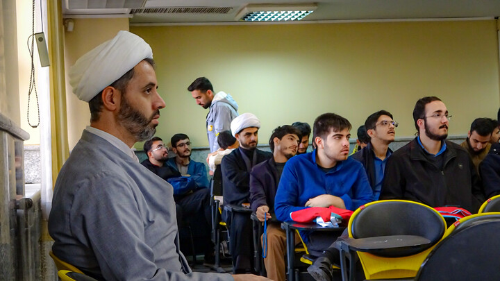 تصاویر/نشست علمی کتاب‌خوانی در مدرسه علمیه آیت‌الله آخوند همدان