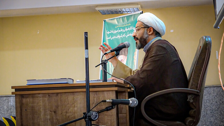 تصاویر/نشست علمی کتاب‌خوانی در مدرسه علمیه آیت‌الله آخوند همدان