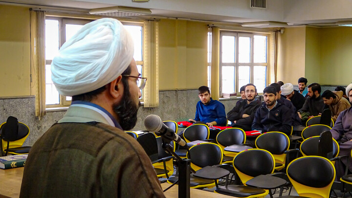 تصاویر/نشست علمی کتاب‌خوانی در مدرسه علمیه آیت‌الله آخوند همدان