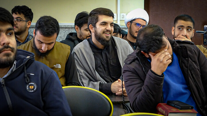 تصاویر/نشست علمی کتاب‌خوانی در مدرسه علمیه آیت‌الله آخوند همدان