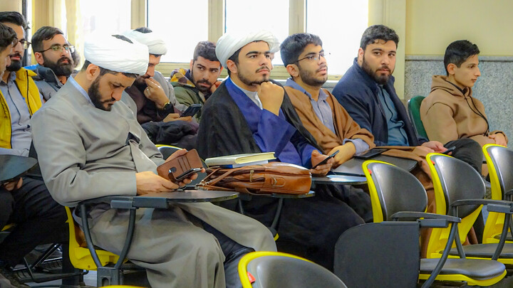 تصاویر/نشست علمی کتاب‌خوانی در مدرسه علمیه آیت‌الله آخوند همدان