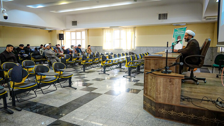 تصاویر/نشست علمی کتاب‌خوانی در مدرسه علمیه آیت‌الله آخوند همدان