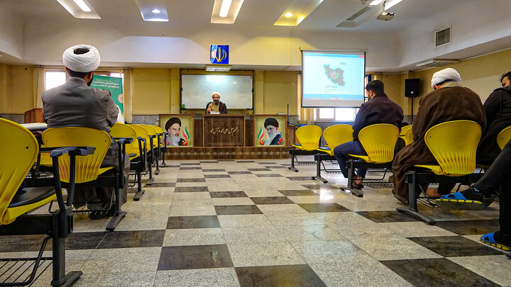 تصاویر/نشست علمی کتاب‌خوانی در مدرسه علمیه آیت‌الله آخوند همدان