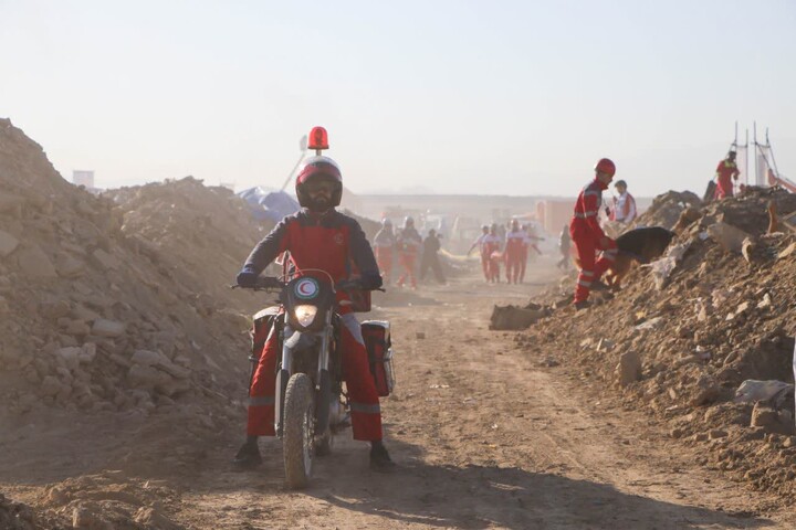 تصاویر/حضور طلاب مدرسه علمیه آیت‌الله آخوند(ره) در مانور امدادی و کلاس آموزشی هلال‌احمر  استان همدان