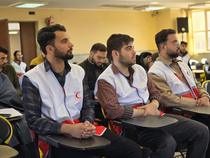 تصاویر/حضور طلاب مدرسه علمیه آیت‌الله آخوند(ره) در مانور امدادی و کلاس آموزشی هلال‌احمر  استان همدان