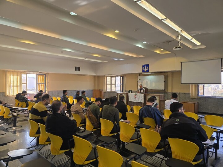 تصاویر/حضور طلاب مدرسه علمیه آیت‌الله آخوند(ره) در مانور امدادی و کلاس آموزشی هلال‌احمر  استان همدان