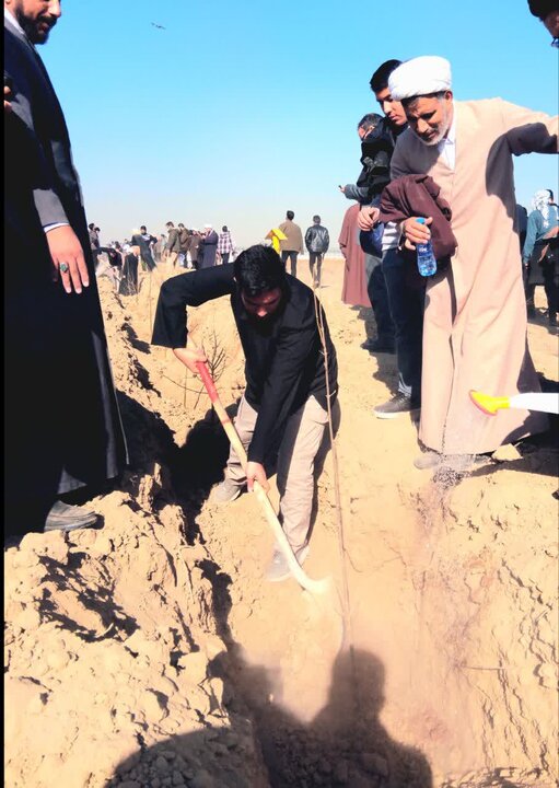 تصاویر / حضور  گروه جهادی و طلاب  حوزه علمیه قزوین در همایش جهادگران کل کشور و حضور در در ختکاری و خادمی حرم مطهر امام رضا علیه السلام