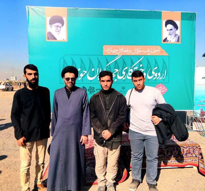 تصاویر / حضور  گروه جهادی و طلاب  حوزه علمیه قزوین در همایش جهادگران کل کشور و حضور در در ختکاری و خادمی حرم مطهر امام رضا علیه السلام