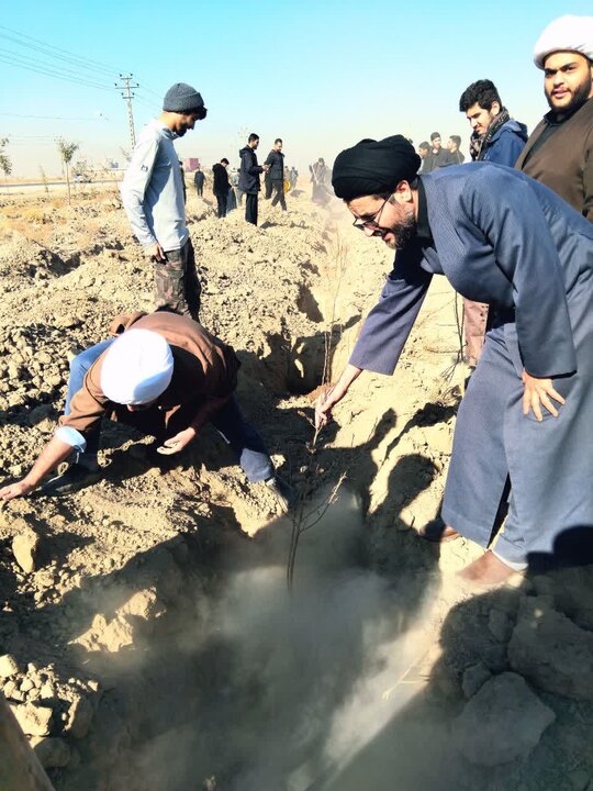 تصاویر / حضور  گروه جهادی و طلاب  حوزه علمیه قزوین در همایش جهادگران کل کشور و حضور در در ختکاری و خادمی حرم مطهر امام رضا علیه السلام