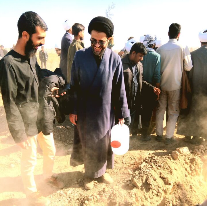 تصاویر / حضور  گروه جهادی و طلاب  حوزه علمیه قزوین در همایش جهادگران کل کشور و حضور در در ختکاری و خادمی حرم مطهر امام رضا علیه السلام