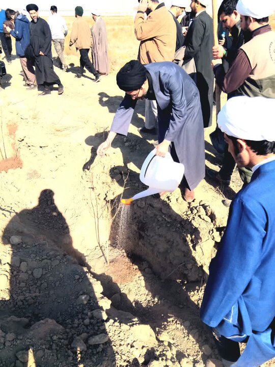 تصاویر / حضور  گروه جهادی و طلاب  حوزه علمیه قزوین در همایش جهادگران کل کشور و حضور در در ختکاری و خادمی حرم مطهر امام رضا علیه السلام