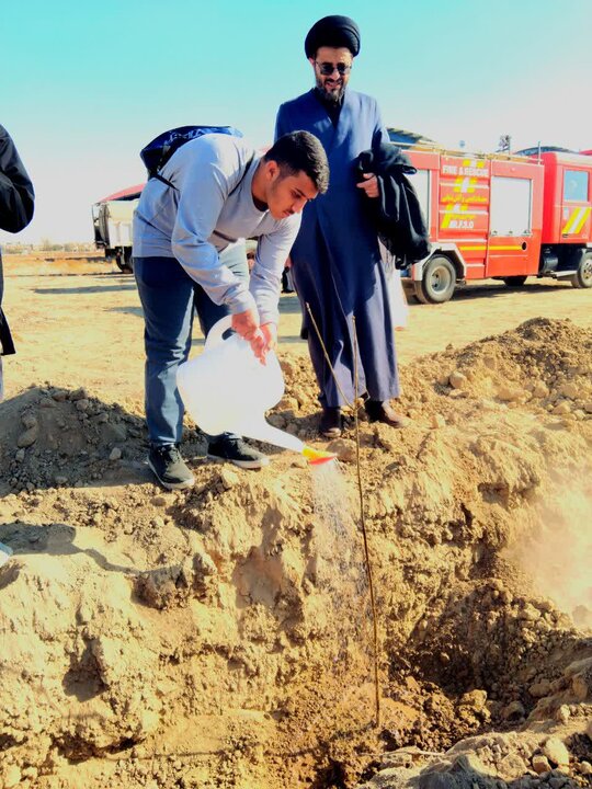 تصاویر / حضور  گروه جهادی و طلاب  حوزه علمیه قزوین در همایش جهادگران کل کشور و حضور در در ختکاری و خادمی حرم مطهر امام رضا علیه السلام