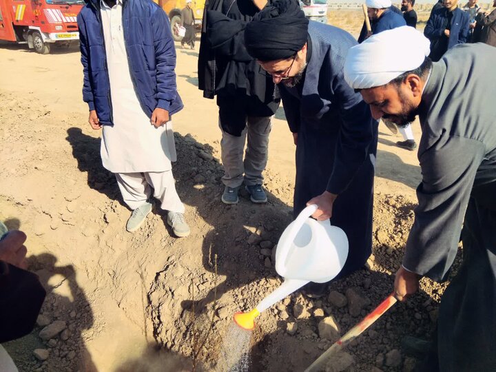 تصاویر / حضور  گروه جهادی و طلاب  حوزه علمیه قزوین در همایش جهادگران کل کشور و حضور در در ختکاری و خادمی حرم مطهر امام رضا علیه السلام