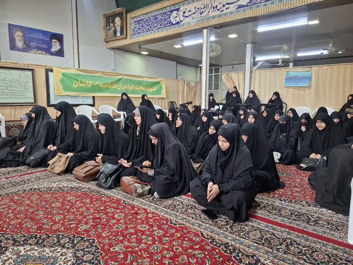 تصاویر/دیدار ،مدیر، اساتید و طلاب مدرسه علمیه خواهران فاطمیه (س) با نماینده ولی فقیه درکاشان