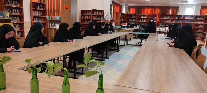 تصاویر/برگزاری نشست کتابخوان در مدرسه علمیه فاطمه الزهرا ساوه