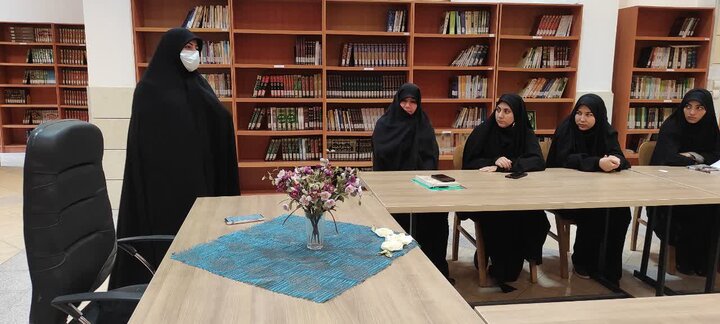تصاویر/برگزاری نشست کتابخوان در مدرسه علمیه فاطمه الزهرا ساوه