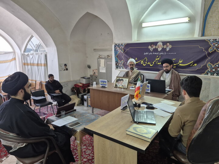 تصاویر/ جلسه دفاعیه تحقیق پایانی طلبه مدرسه علمیه آیت‌الله مدنی کاشانی(ره)