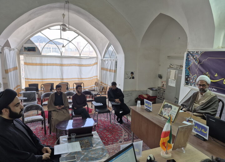 تصاویر/ جلسه دفاعیه تحقیق پایانی طلبه مدرسه علمیه آیت‌الله مدنی کاشانی(ره)