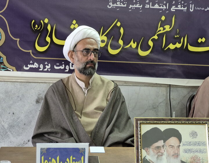 تصاویر/ جلسه دفاعیه تحقیق پایانی طلبه مدرسه علمیه آیت‌الله مدنی کاشانی(ره)