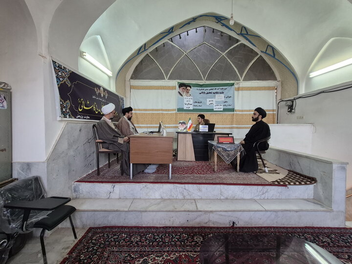 تصاویر/ جلسه دفاعیه تحقیق پایانی طلبه مدرسه علمیه آیت‌الله مدنی کاشانی(ره)