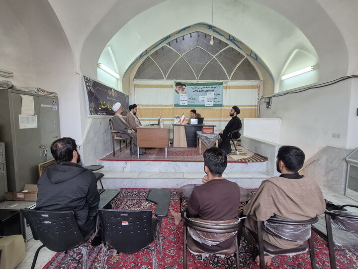 تصاویر/ جلسه دفاعیه تحقیق پایانی طلبه مدرسه علمیه آیت‌الله مدنی کاشانی(ره)