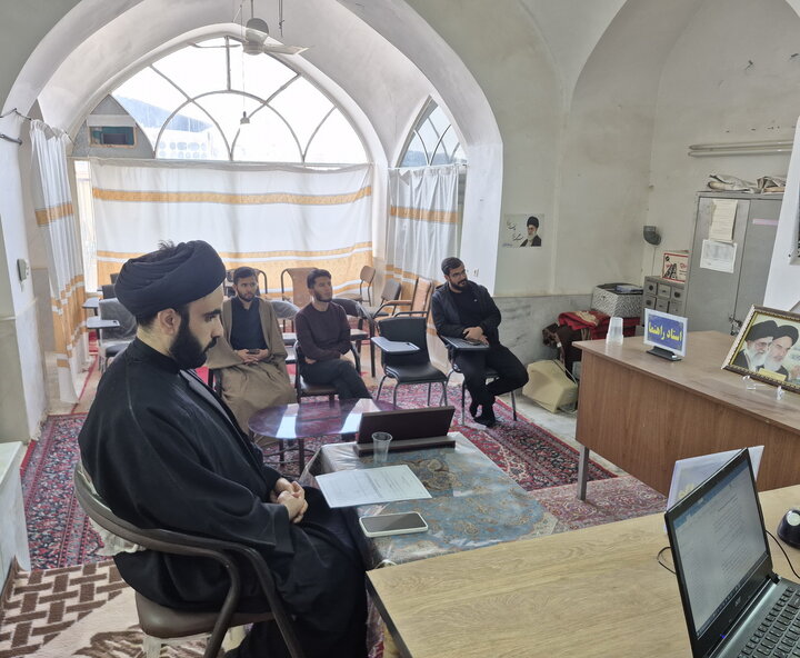 تصاویر/ جلسه دفاعیه تحقیق پایانی طلبه مدرسه علمیه آیت‌الله مدنی کاشانی(ره)